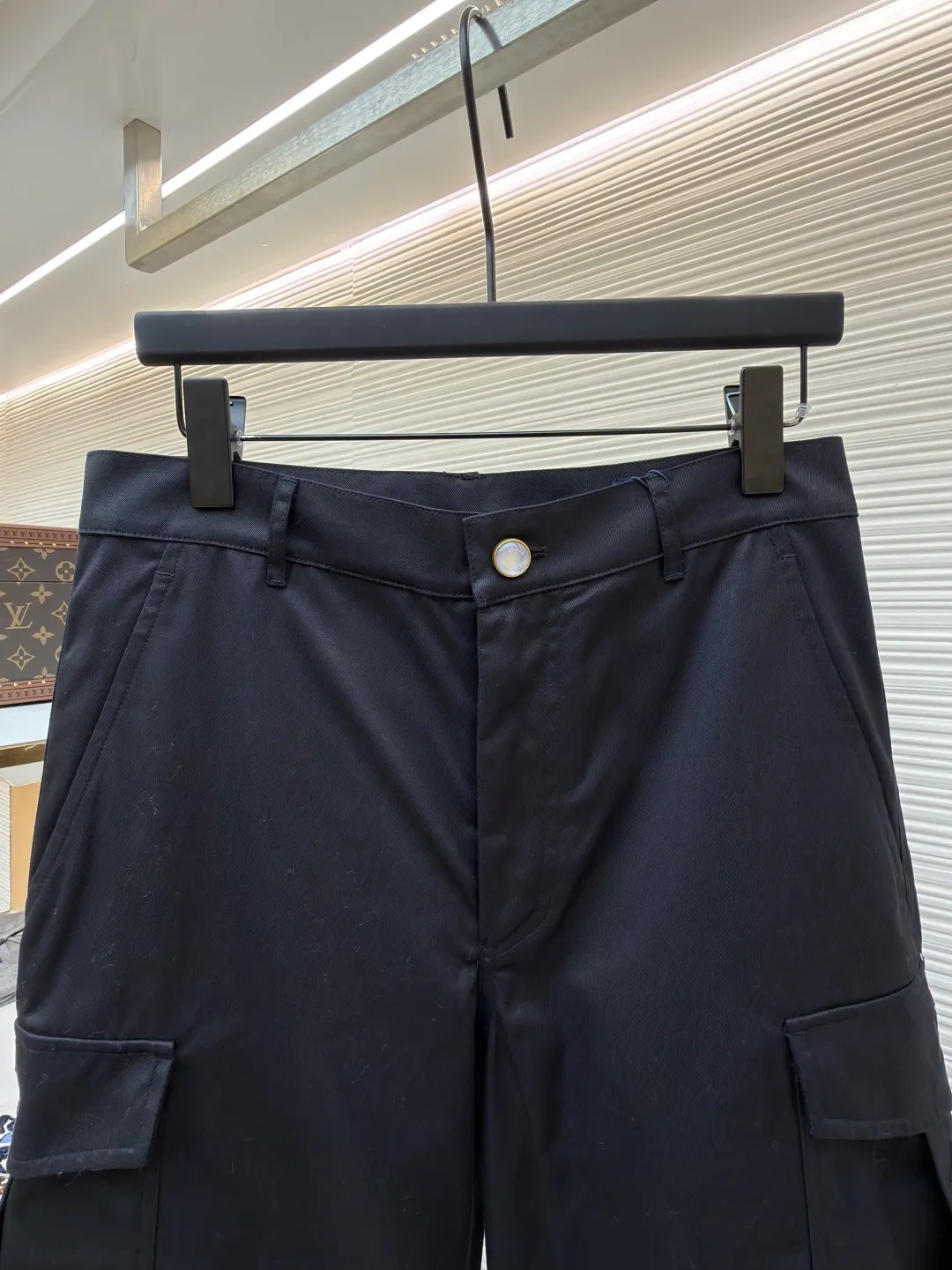 LOUIS VUITTON pocket embroidered work trousers ●Original version: Purchased and developed by 12324 ●Item number: 1682341-B50 ●Fabric: cotton twill fabric ●Technology: embroidery production ●Color: black ●Version: fitted version ●Weight: about 535 grams ●Size: 44-46-48-50 ●Description: The high cotton content ensures the fabric's excellent breathability, durability and classic workwear texture, while the twill weave gives it unique wear resistance and stiffness. The special fabric technology solves the pain points of tight and stiff traditional overalls; it provides greater freedom when moving, significantly improves wearing comfort and flexibility, and achieves a balance between function and comfort. The application of three-dimensional core-spinning embroidery technology in the pocket position is achieved by adding additional cotton thread or foam as the core material to the pattern filling layer, and then using embroidery thread to fully cover the embroidery. The logo pattern is significantly protruded from the surface of the fabric, forming a full three-dimensional effect. This process not only enhances the visual impact and tactile level, but also improves the wear resistance of the pocket area through the buffering effect of the core material, ensuring that the pattern can still remain crisp and not deformed in complex daily use, ensuring that the pattern is clear and durable, and injecting a sense of sophistication into the rugged workwear style. Diversified pocket system combines workwear functionality with sophistication. The flap cargo pockets on both sides are a signature element, and their flap design prevents items from falling and enhances the visual three-dimensionality. Italian style pockets provide simple side storage. The overall wiring is straight and delicate, the fabric is comfortable and soft, and the color is consistent without color difference. It can be matched with the same style to create a fashionable look and control various occasions. Customized accessories, complete with three standards, same style for men and women!